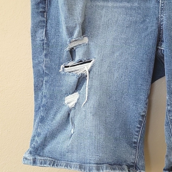 Torrid Womens Vintage Stretch Distressed Mid Rise Bermuda Shorts - Size 20 - Picture 4 of 7